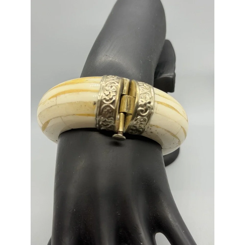 Hinged‎ Cuff Bracelet Black Stone Cabochon Gold Tone Statement Sz 7 Bone Look